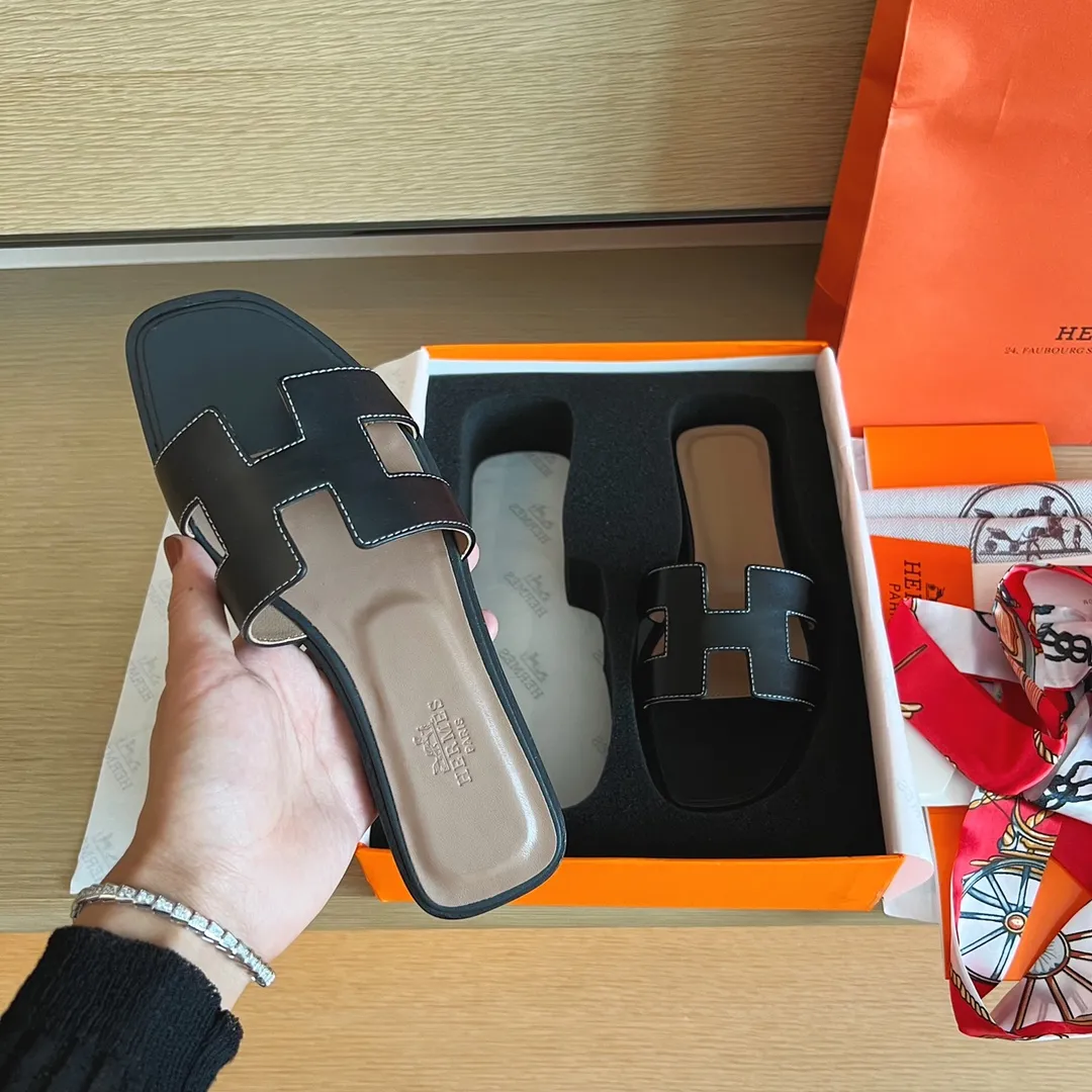 P480👟👟 Hermès) The packaging has been upgraded, and the layout and workmanship materials have been upgraded. Hermes®🔴Handmade shoes👟👟👟👟 Product Hermes slippers🐎 —————————— 2023 early spring new model is the same as the original version, purely handmade by masters! ❥High-end customization, exclusive products, industry❥Using: Hermers upper: Italian imported cowhide + original custom-grade Australian sheepskin feet + genuine leather outsole (pursuing walking comfort) 👟👟～～〰〰〰〰❥ Packaging: ✔🚦Pay attention to the exclusive packaging 〰Original quality on sale━━━━Hermes━━━━━ size: 35-40 (34.41.42 custom-made, non-refundable)